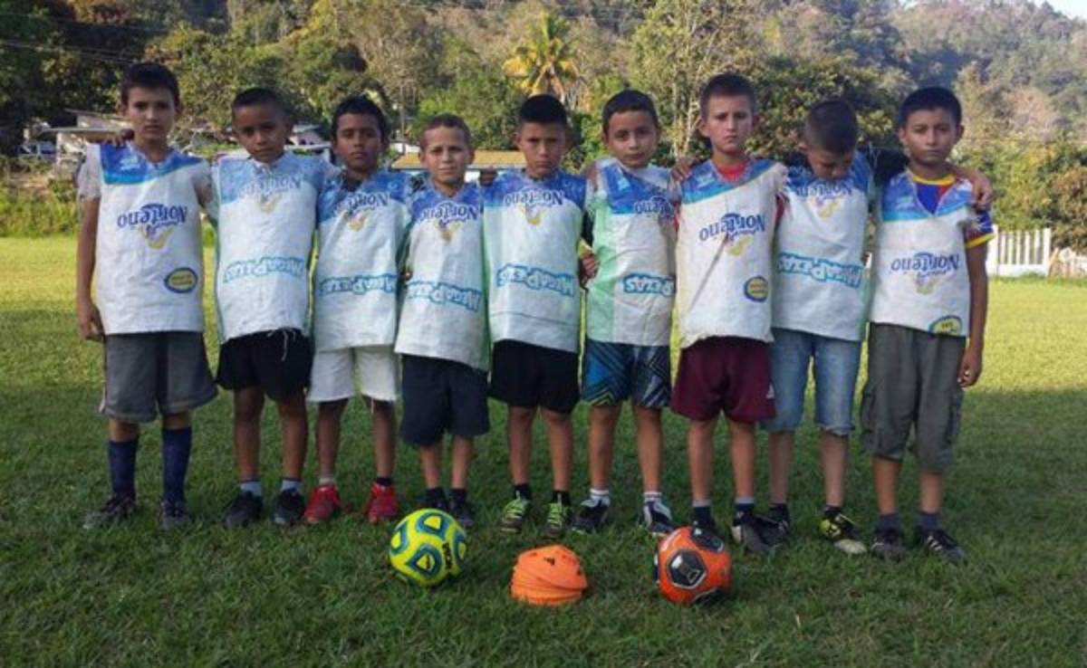 Equipo de niños hondureños viste sacos de mezcal y foto se viraliza