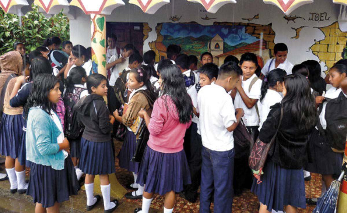 Joven retratista expone sus obras artísticas en aldea de La Paz