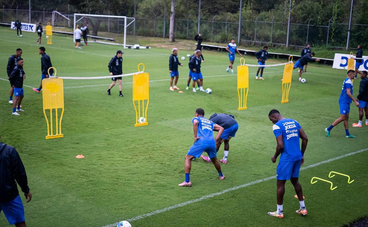 Honduras entrena bajo la lluvia y con mucha seriedad previo a partido ante Haití