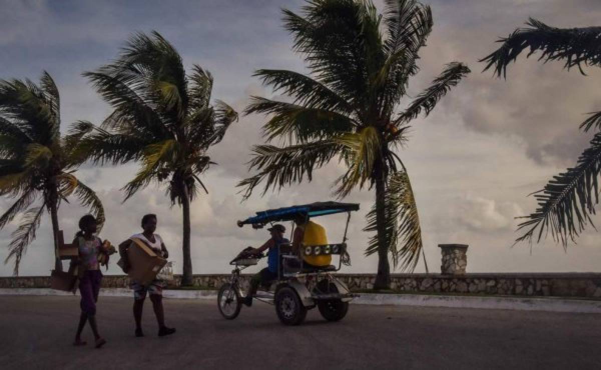 Irma toca tierra en Cuba con máxima fuerza, mientras Florida es evacuada