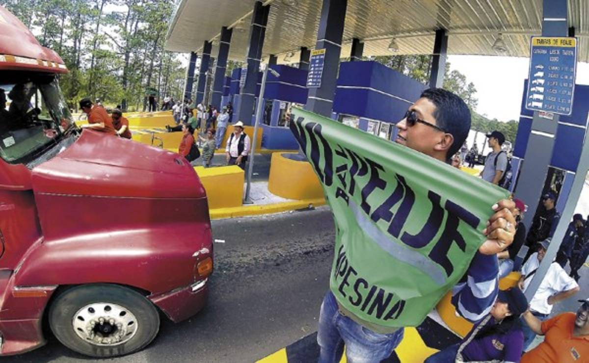 Transportistas protestan contra peaje en carretera al norte de Honduras