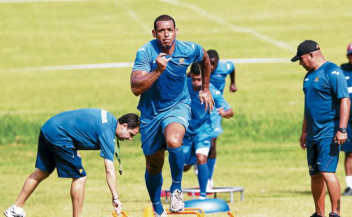 Eddie Hernández peleado con el gol
