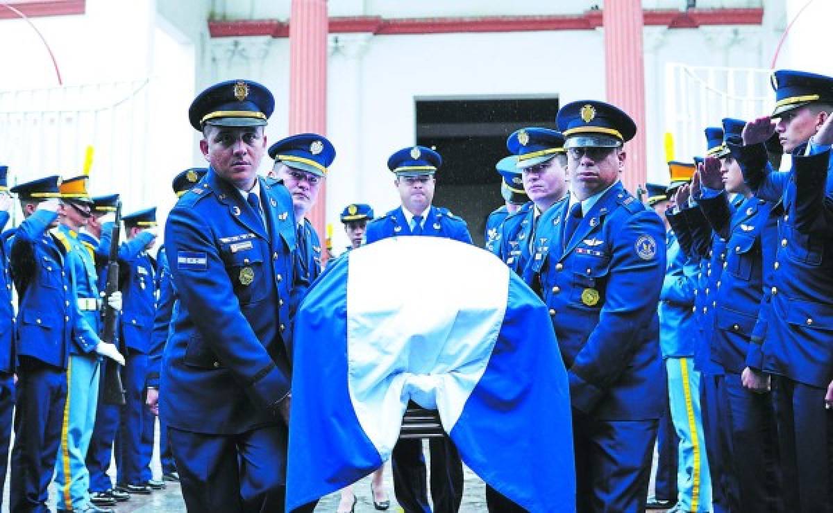 Miembros de la Fuerza Aérea cargan el féretro de Mauricio Valdez Rodas, agente de la Fuerza Nacional Antiextorsión (FNA) asesinado el pasado jueves 5 de enero cuando montaba vigilancia en una entrega controlada en Cofradía, Cortés, norte de Honduras.