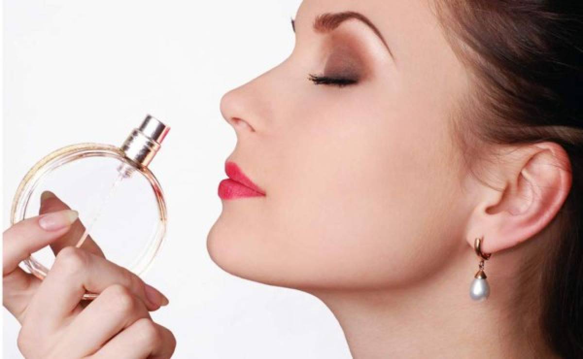 ¿Quieres que el olor de tu perfume dure más? Prueba este tips
