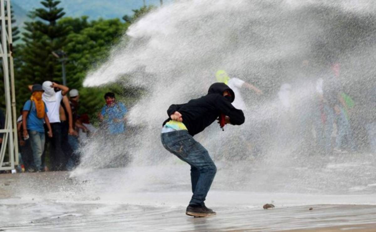 Chimbas, palos, piedras y hondas caseras en protesta frente a la UNAH