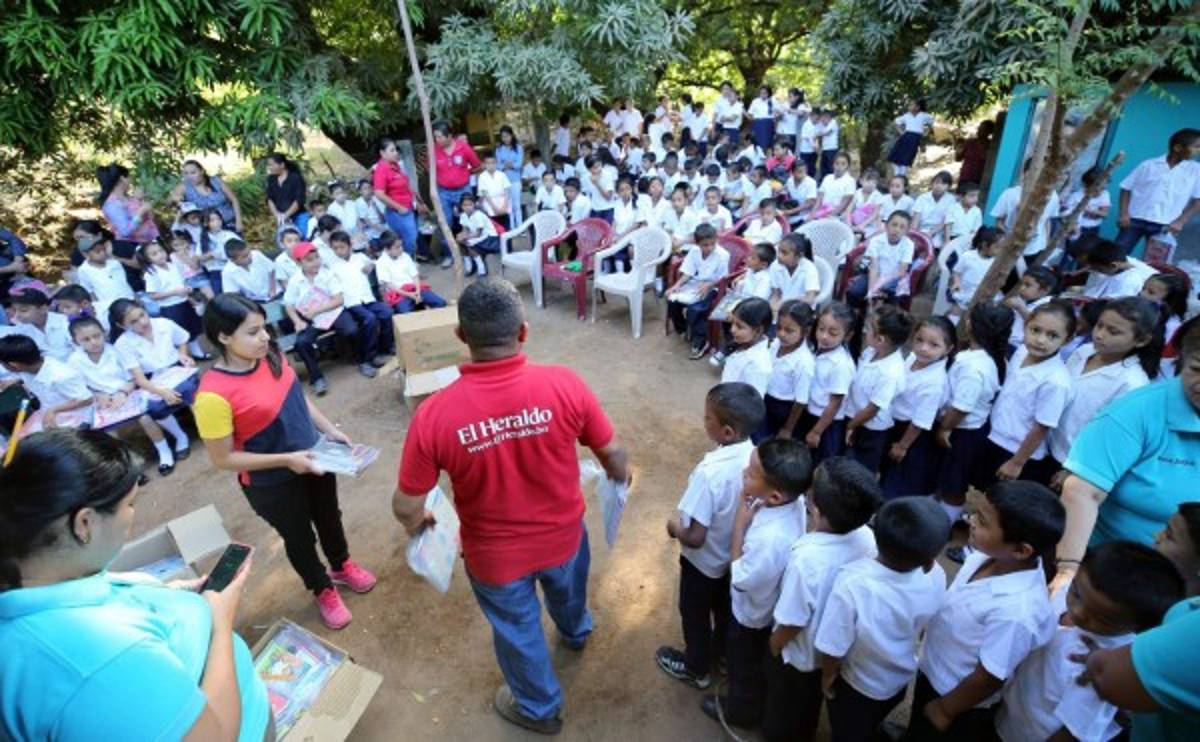 A nuestra llegada, los alumnos se ordenaron para adquirir los kits.