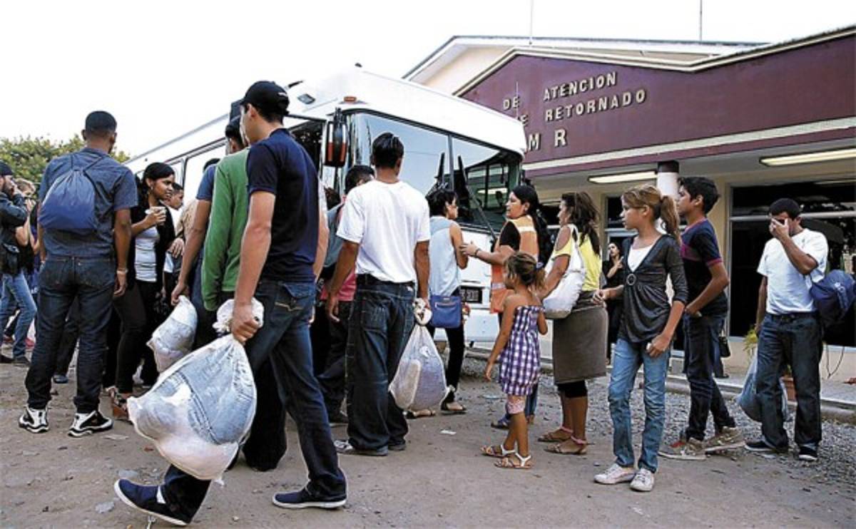 Deportados se van sin comida ni dinero