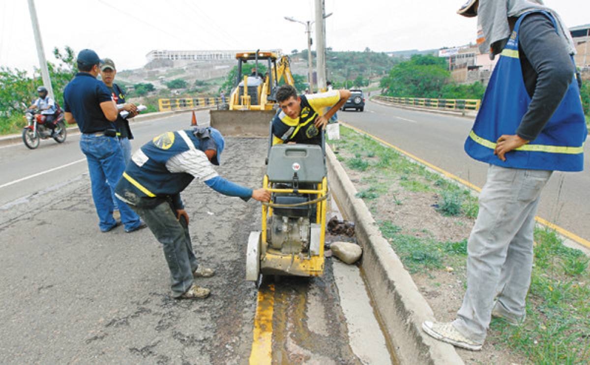 En diez días estarán reparados los baches del anillo periférico