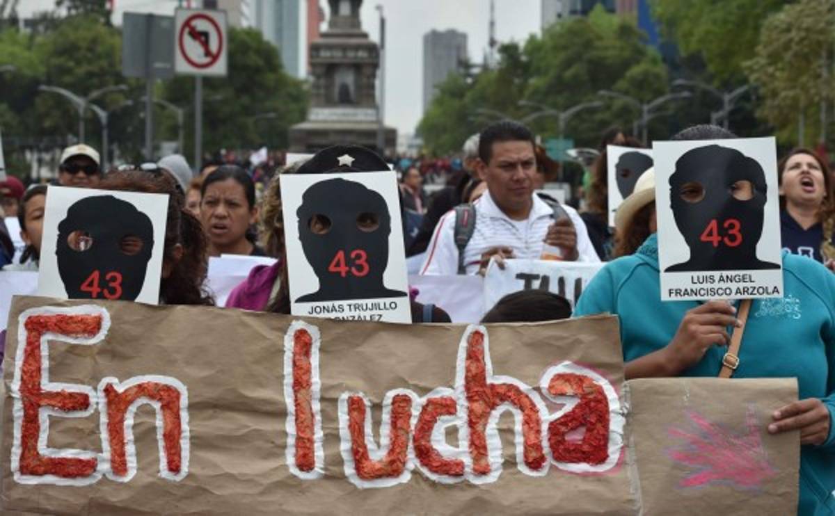 Miles salen a las calles en aniversario de los 43