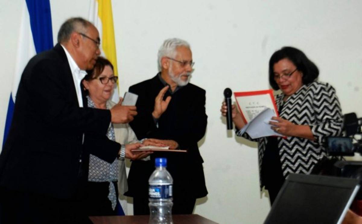 Miembros de la comisión fueron juramentados ante el Consejo de Educación Superior.