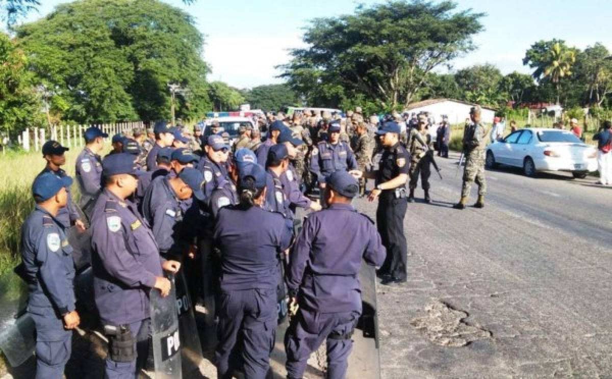 Policía desaloja a manifestantes frente a la UNAH