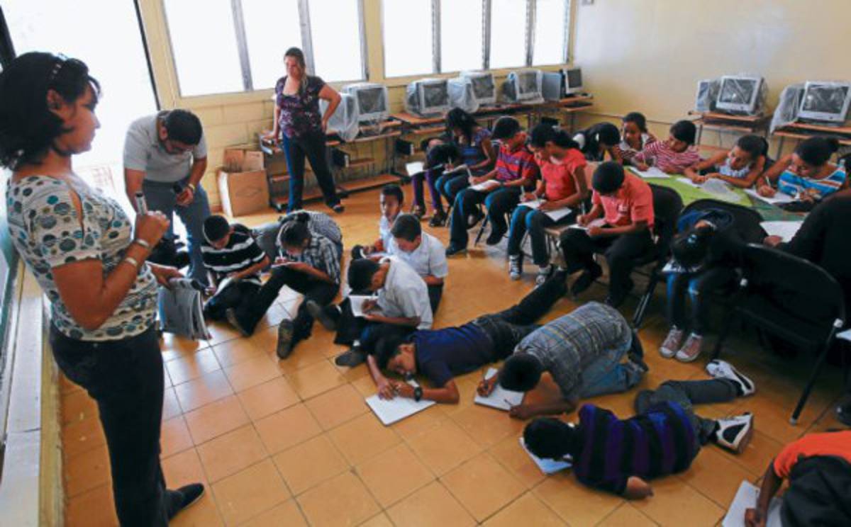 En cajas de plástico y hasta acostados reciben clases en la Naciones Unidas