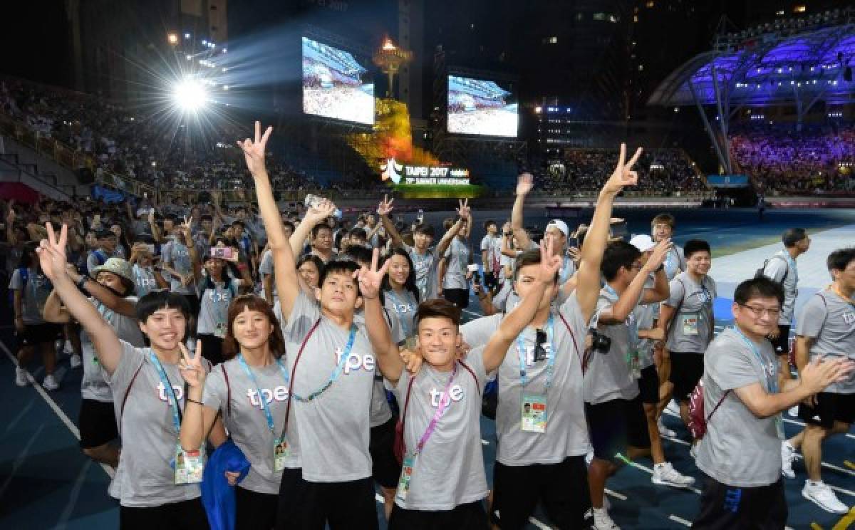 La clausura de los juegos universitarios fue una fiesta de color en Taipéi.