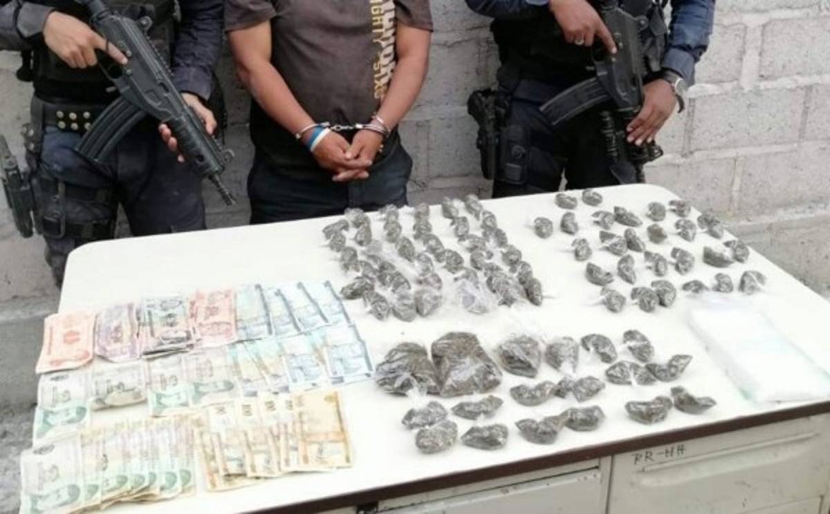 Las autoridades decomisaron supuesta marihuana y dinero, presuntamente producto de la extorsión. Foto Ministerio Público
