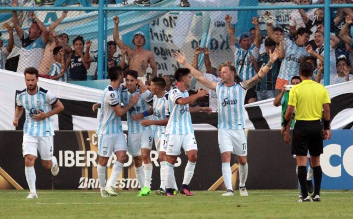 Los jugadores celebran su victoria. Foto AFP