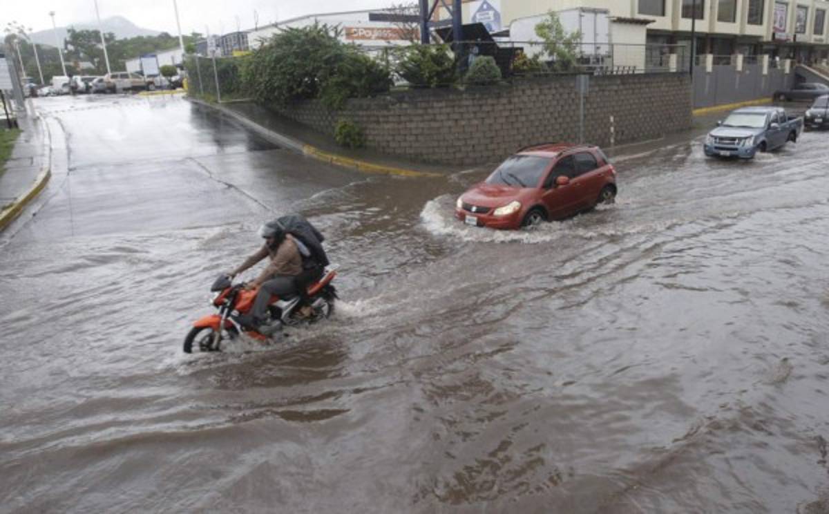 Inundaciones paralizaron tráfico en al menos cuatro bulevares