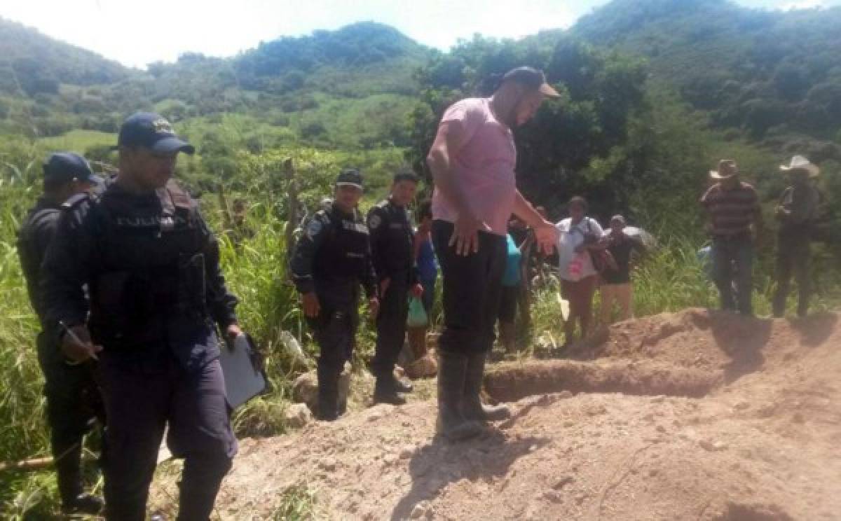 En potreros y panteones exhuman a víctimas de banda