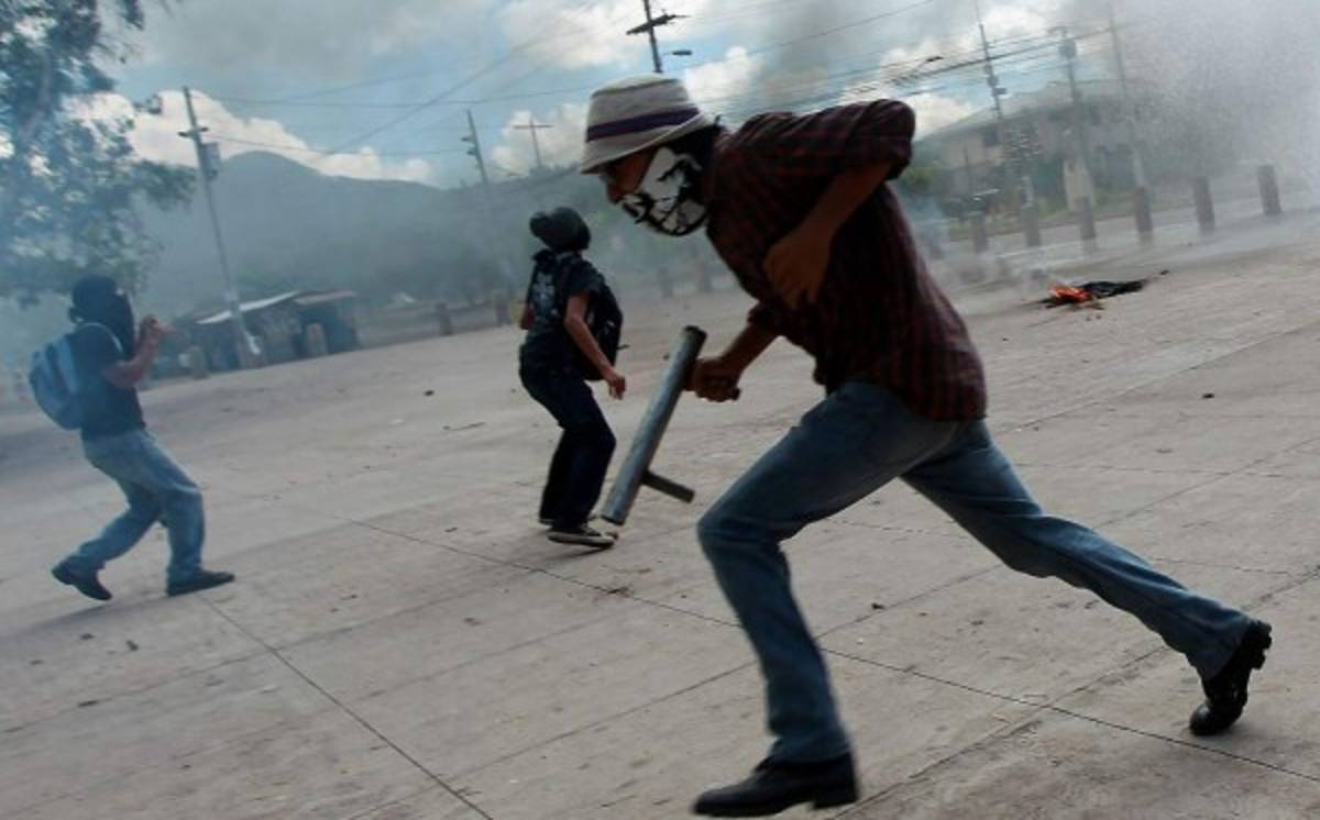 Chimbas, palos, piedras y hondas caseras en protesta frente a la UNAH