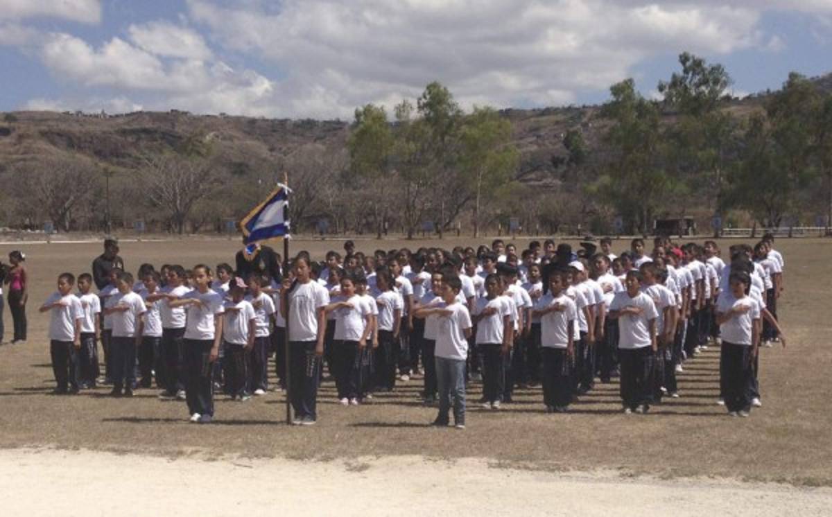 Niños se convierten en guardianes de la patria