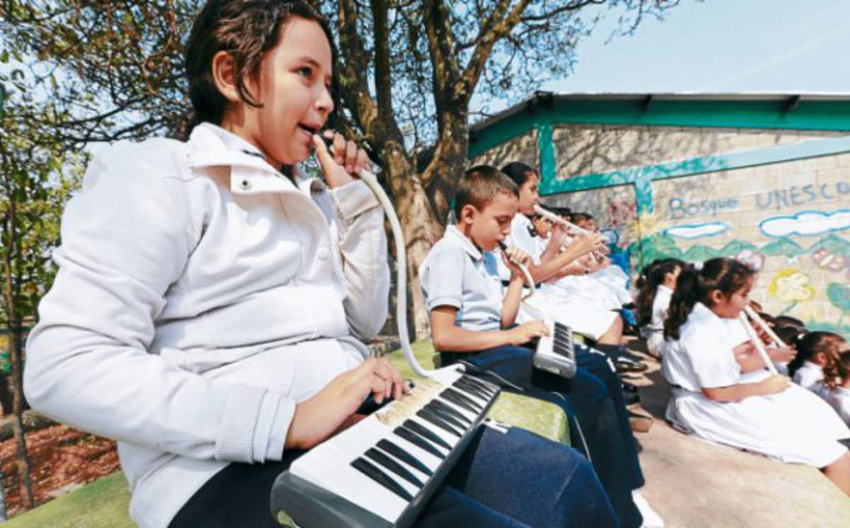 Música bordada por manos de niños