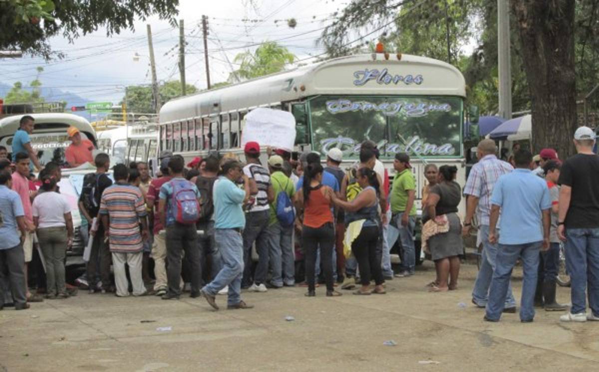 Con protesta exigen un espacio en nueva terminal