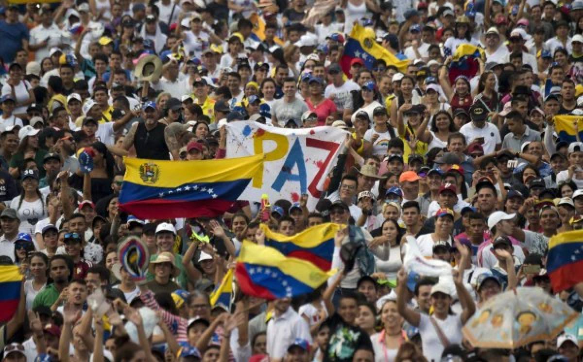 Vestidos de blanco, miles llegan a megaconcierto en la frontera con Venezuela