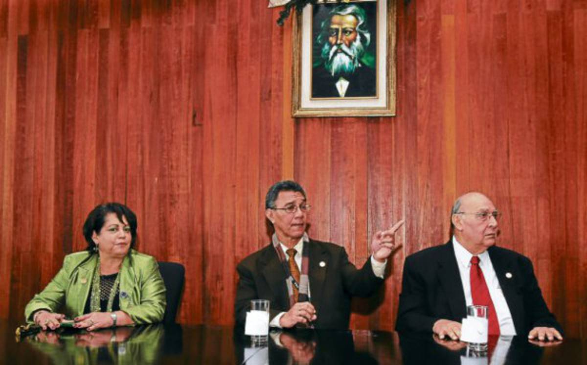 Investigan destino de 600 millones en gobiernos 'Mel' Zelaya y Micheletti