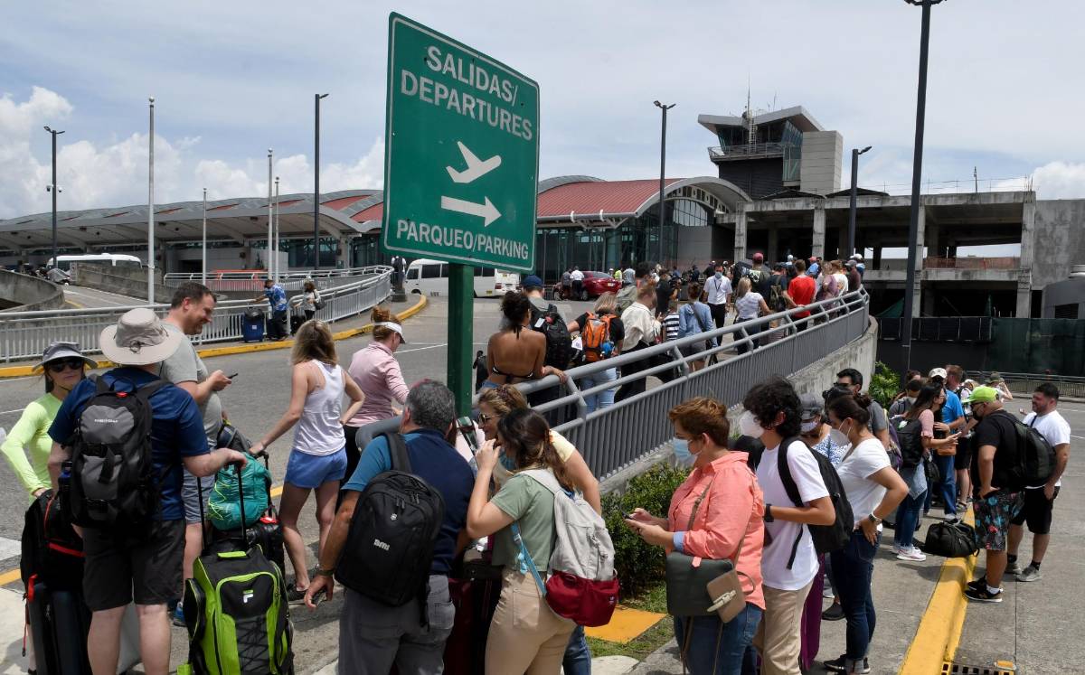 VIDEO: Avión de carga se parte en dos en aeropuerto de Costa Rica sin causar víctimas