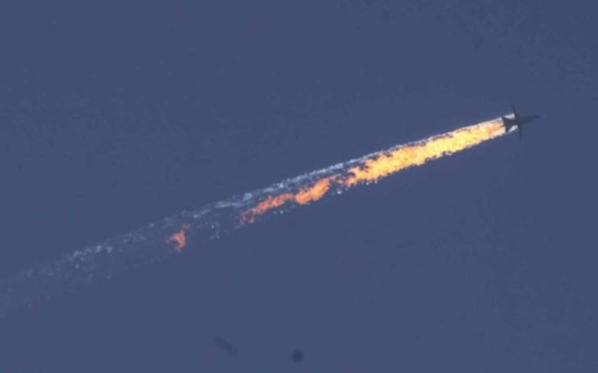 Turquía derriba avión ruso; medios muestra su caída