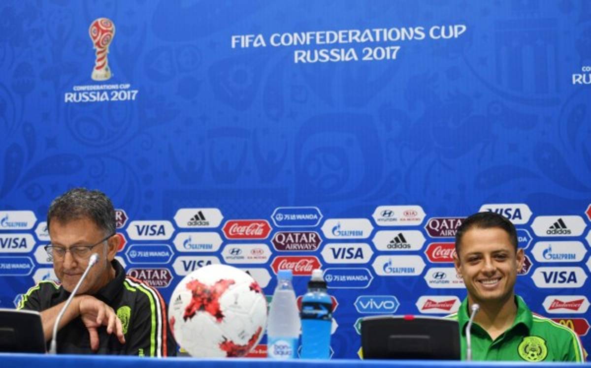 'Es más fácil cuando el 'profe' te razona su idea', dice Chicharito Hernández