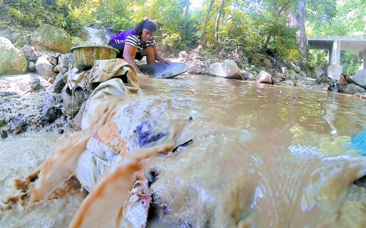 Ahora sobreviven de los residuos del oro