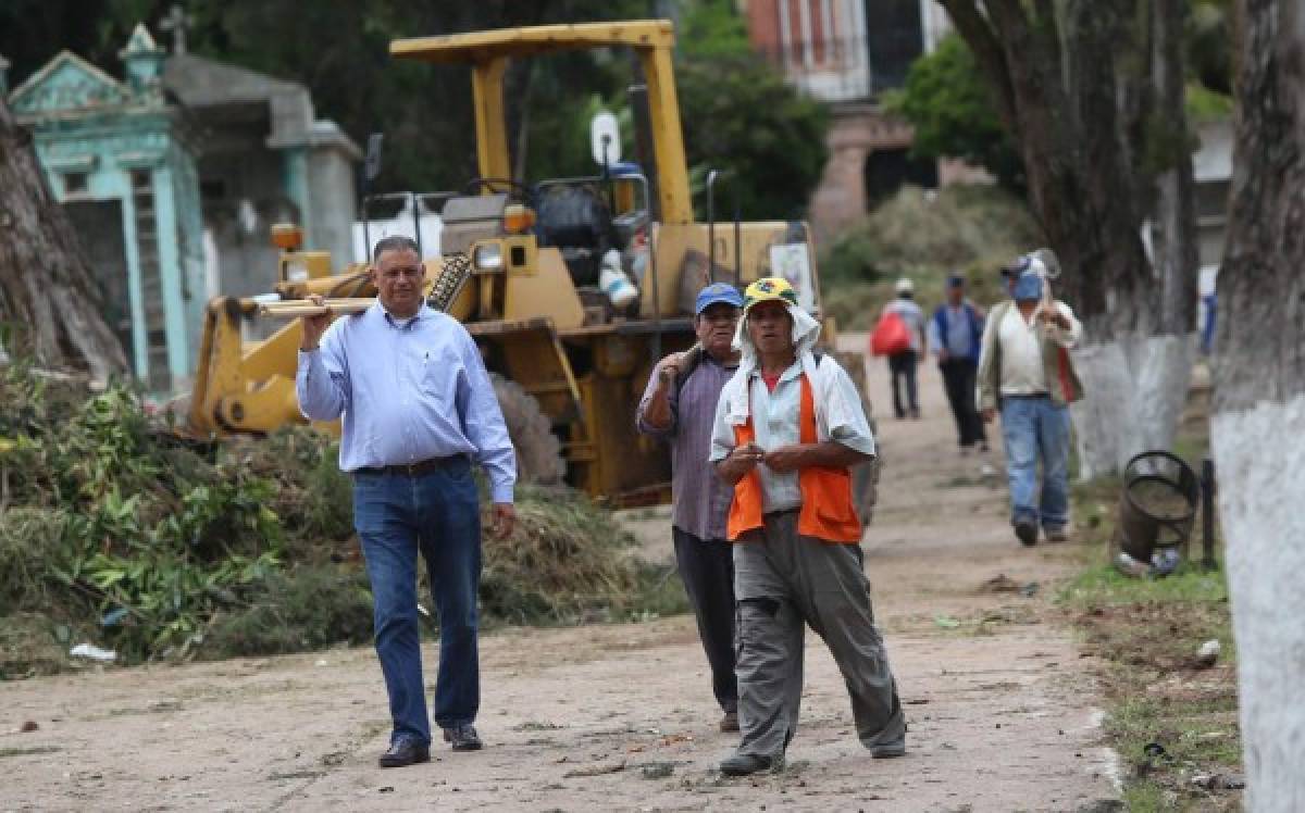 Listos cementerios para conmemorar Día de Difuntos