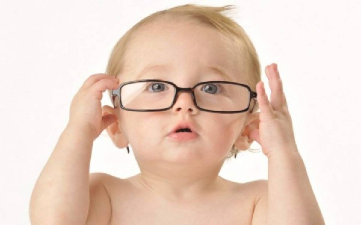 Los adultos son responsables de informar a los menores sobre la importancia de cuidar sus ojos, es recomendable enseñar sobre la anatomía del ojo, los peligros de la radiación UV, alimentos que ayudan a mejorar y mantener saludable nuestros ojos y visión.