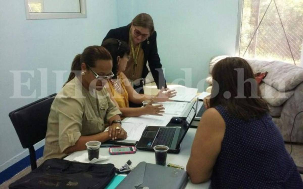 Docente y alumnos madrugan para tomar aula de clases