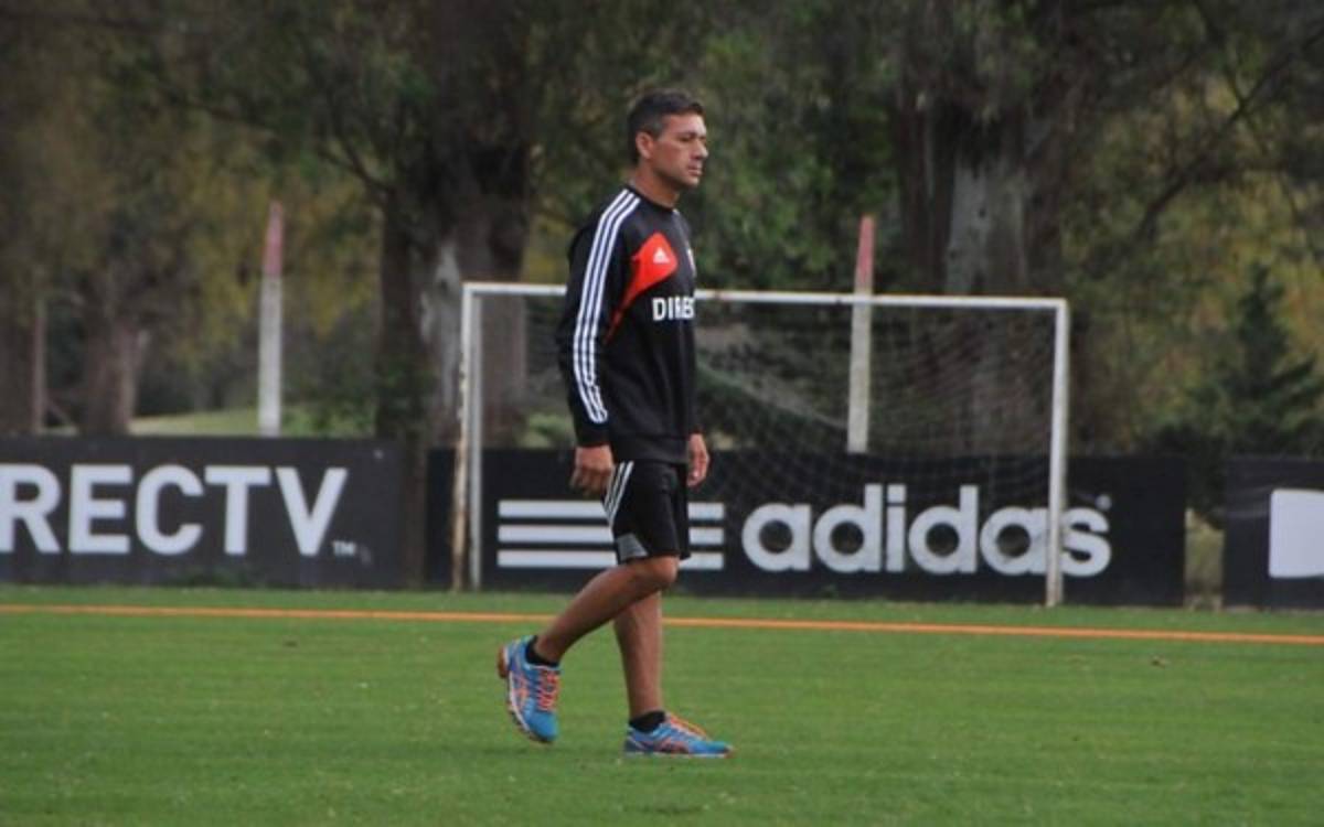 El técnico de Estudiantes de la Plata, Nelson Vivas rompió su camisa tras ser expulsado. Foto: Estudiantes de la Plata.