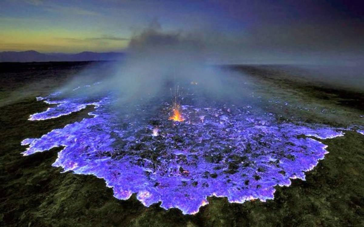 Extraordinario volcán que arroja lava azul
