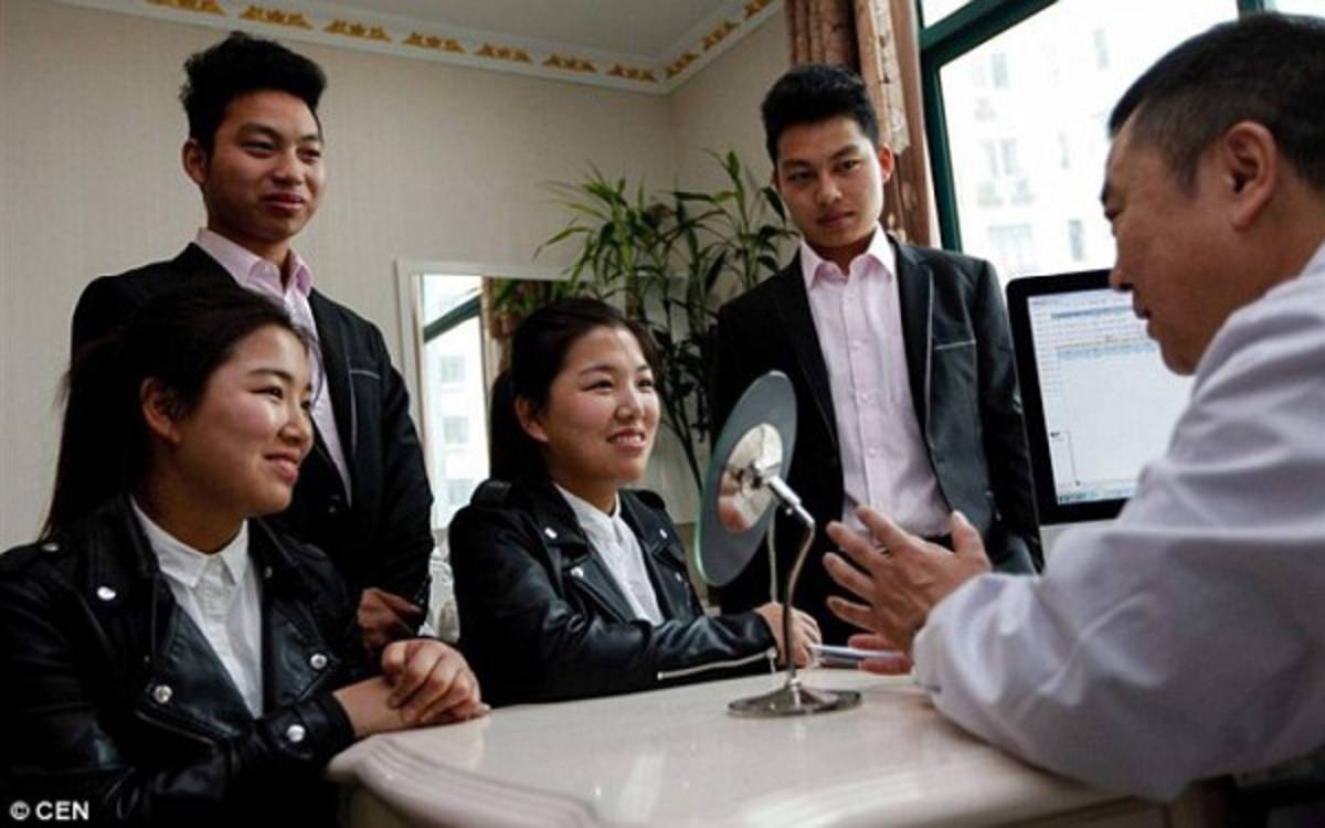 Gemelos se casan y se operan para no confundirse