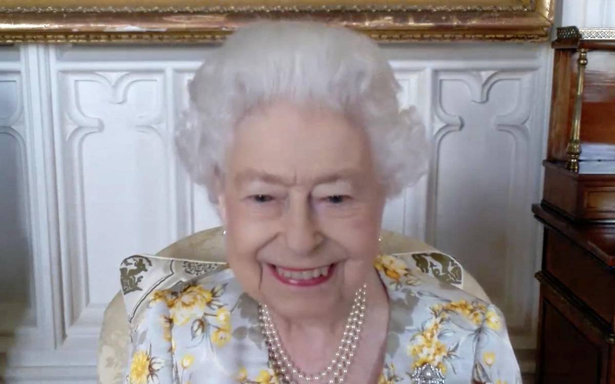 La reina Isabel II se sintió “exhausta” tras haberse contagiado de covid-19