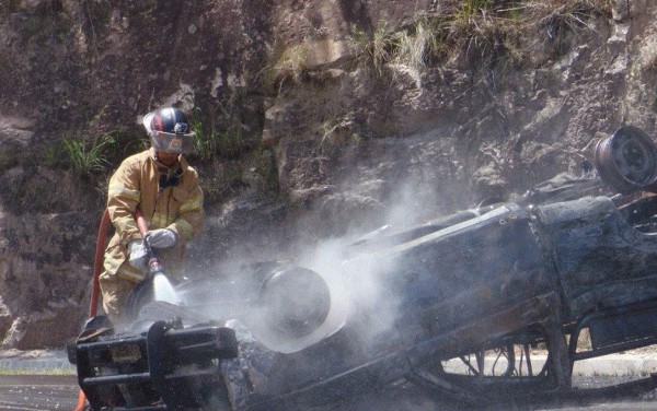 Honduras: Vehículo vuelca y se incendia; los ocupantes resultaron con lesiones