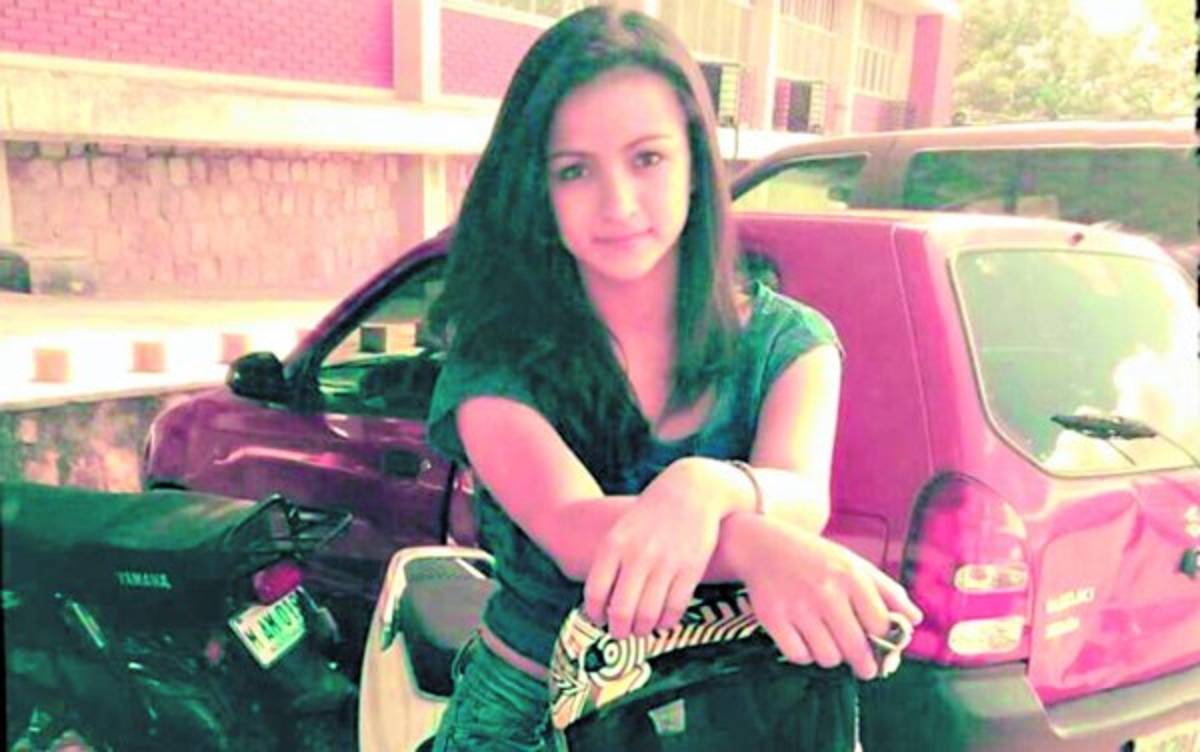 Carro de universitaria estaba frente a muro y ella aceleró por error