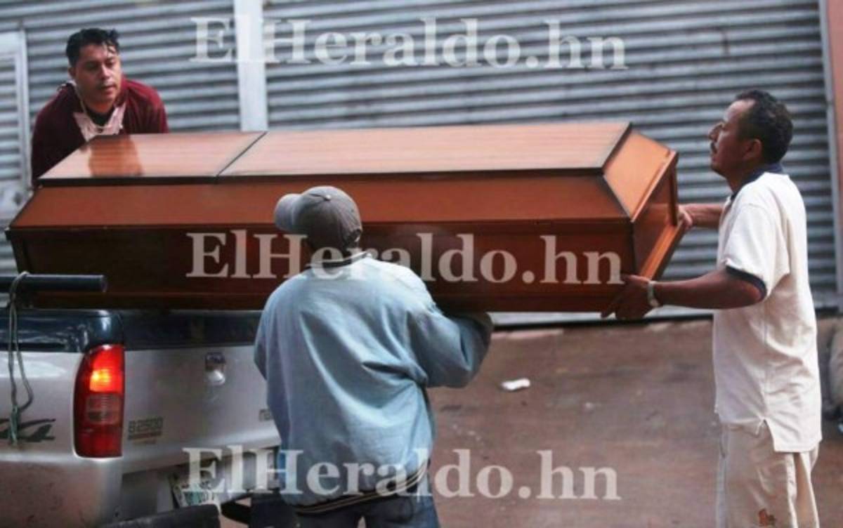 Familiares retiran cuerpos de tres de víctimas de la masacre en Comayagüela