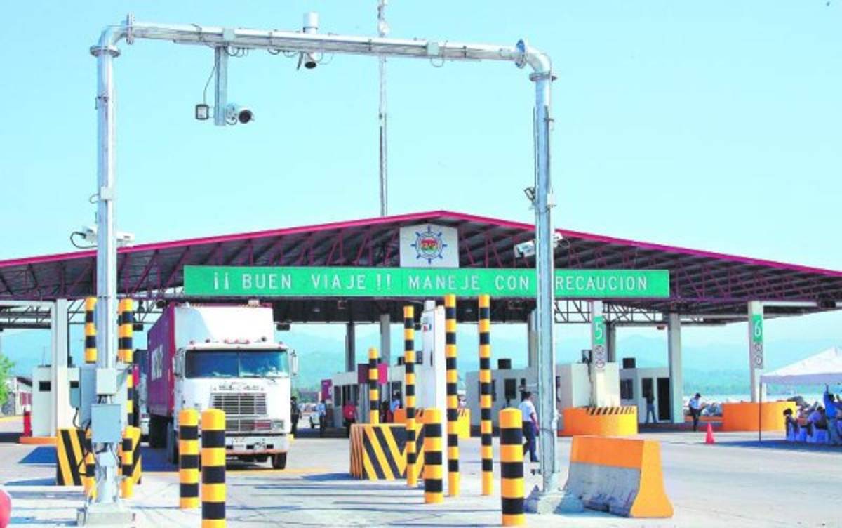 La comitiva de congresitas analizó los sistemas de revisión de rayos gamma que se hace a los contenedores que ingresan con mercadería a la Portuaria. 130407.