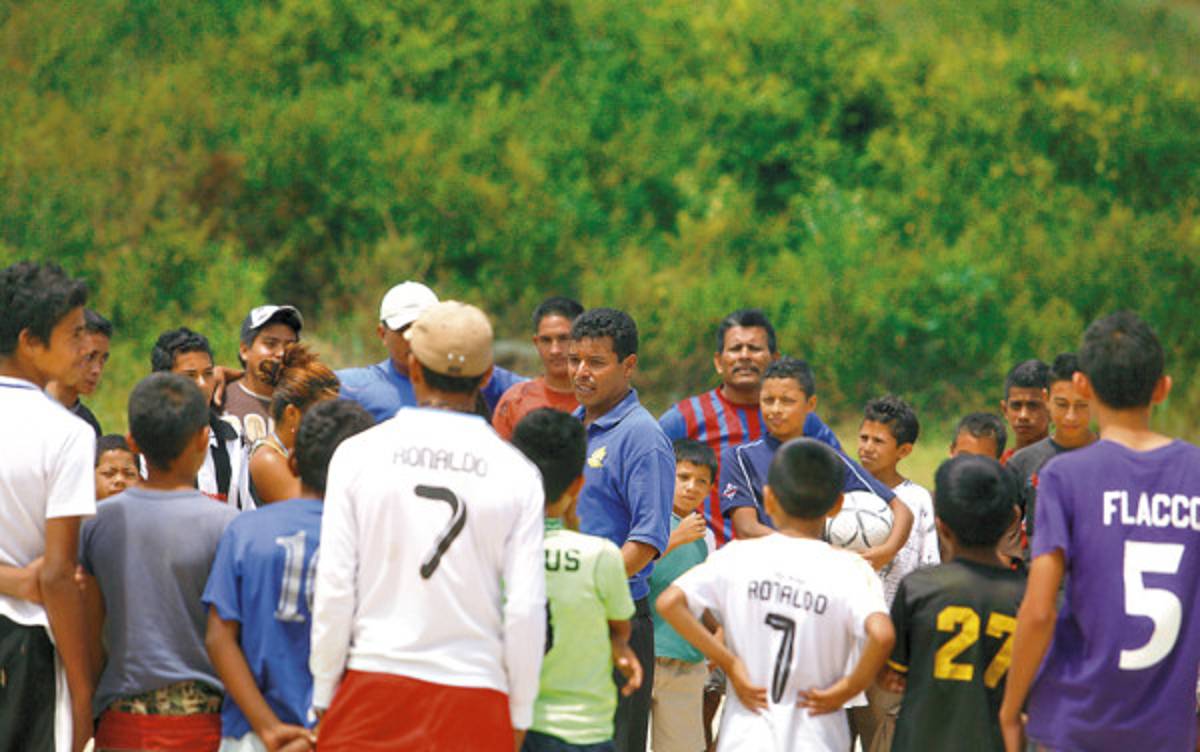 Mario Ponce, el DT de los niños pobres