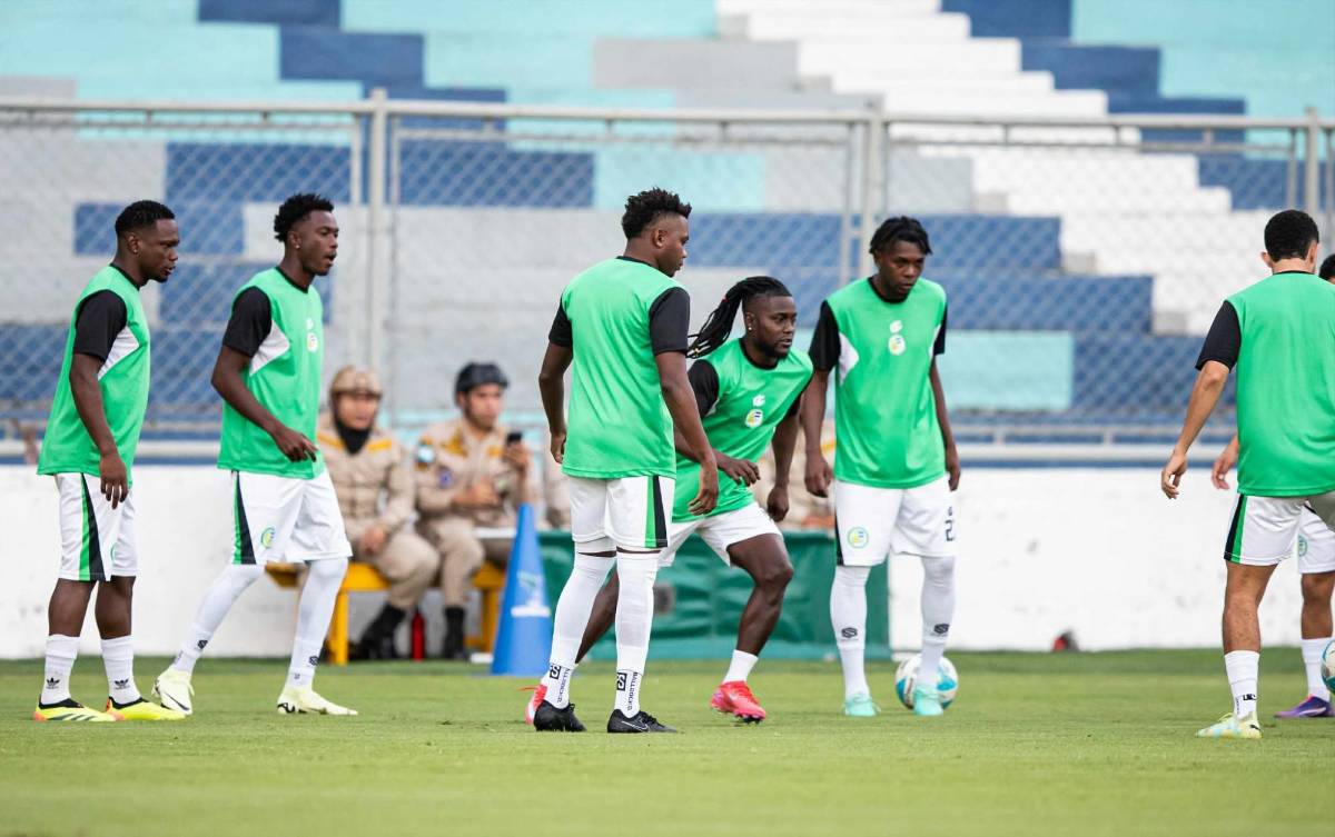 Lindas chicas y siguieron el ejemplo de los tiktokers: Así se vive la previa del Real España-Juticalpa