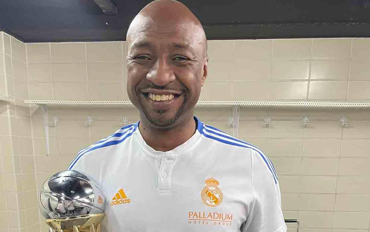 Walter Russell con uno e los trofeos logrados por el Real Madrid Baloncesto.