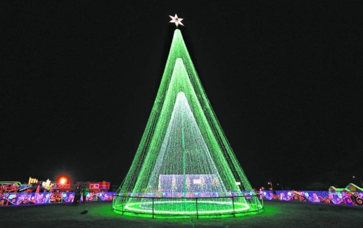 Carrozas y miles de luces en inicio de fiestas navideñas en la capital de Honduras