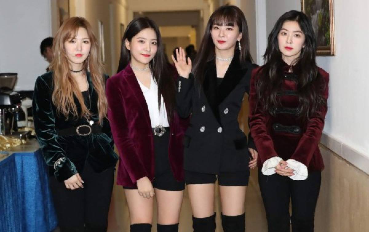 Miembros de la banda de chicas K-pop 'Red Velvet' posan para una foto después de un ensayo para un concierto poco común en el Gran Teatro East Pyongyang de Pyongyang. Foto AFP