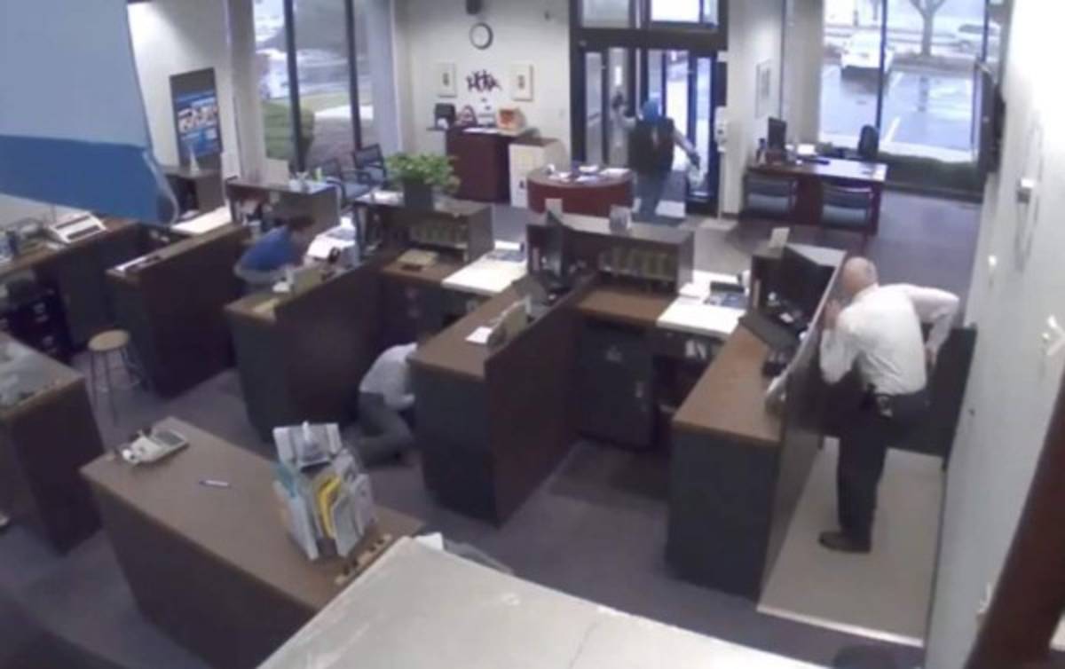 El guarda de la agencia bancaria sacó su arma y le disparó en varias ocasiones al ladrón.