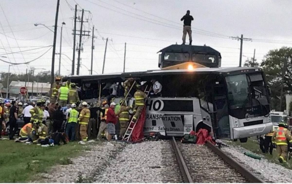 Al menos 4 muertos y decenas de heridos en choque de tren y autobús en EEUU