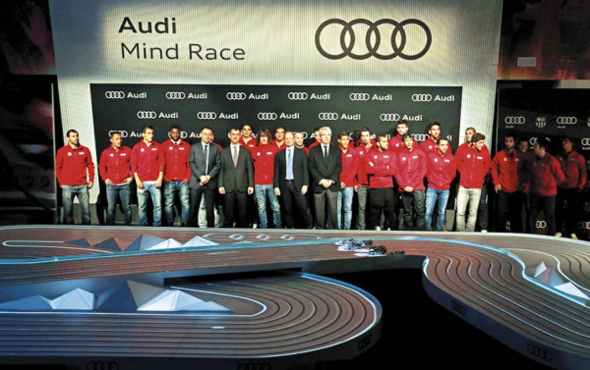 Jugadores del Barcelona recogen sus Audi para 2014